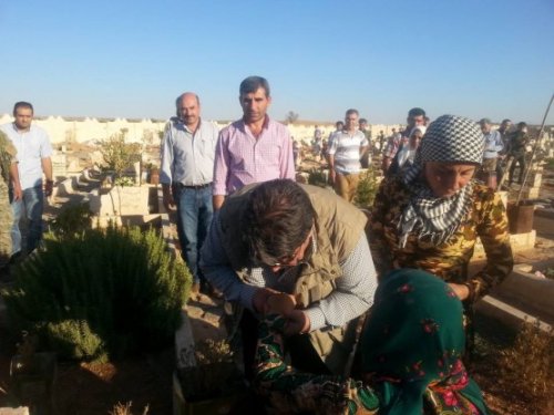 PYD'nin mütevazi lideri Salih Müslim şehit oğlunun mezarı başında