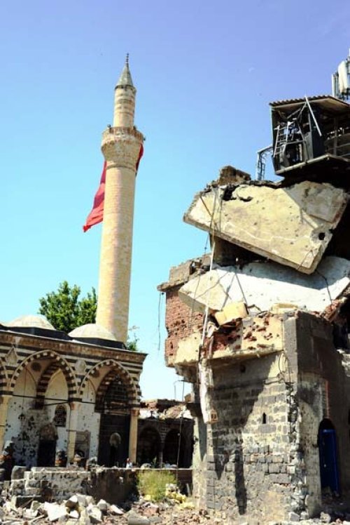 Sur’un sembolü Kurşunlu Camii'nin fotoğrafları dehşete düşürdü