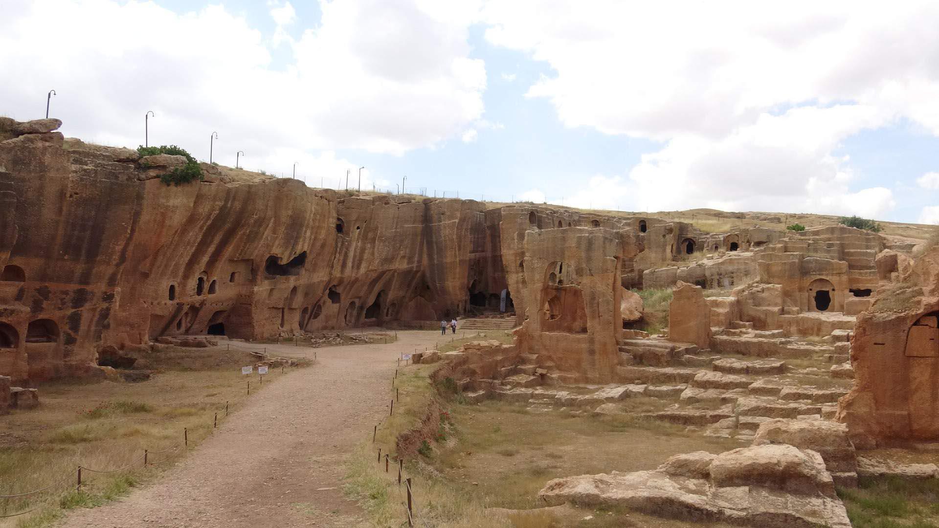 Kuzey Kürdistan'daki 1400 yıllık galeri mezar ilk defa ziyaretçilere açıldı