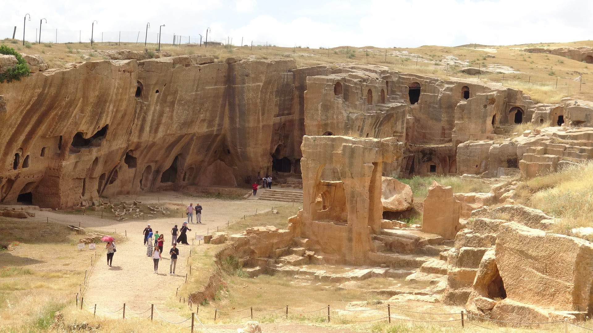 Kuzey Kürdistan'daki 1400 yıllık galeri mezar ilk defa ziyaretçilere açıldı