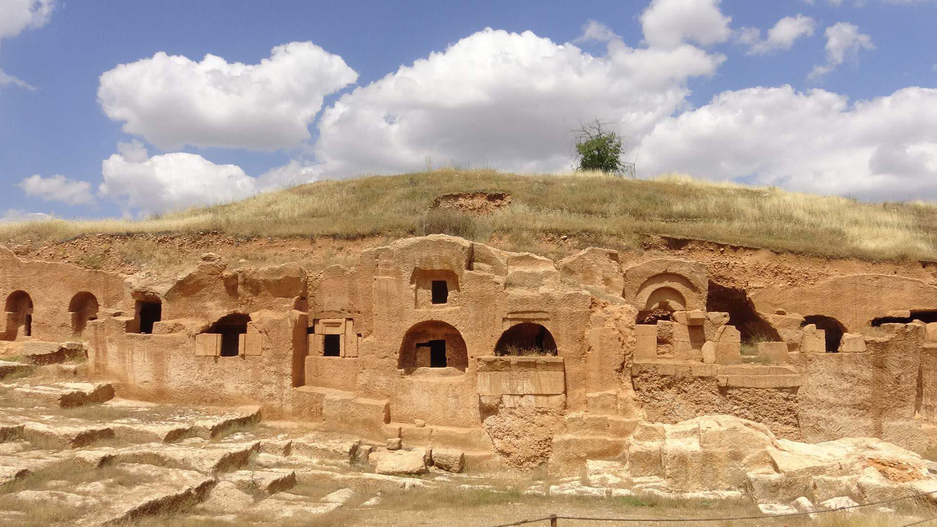 Kuzey Kürdistan'daki 1400 yıllık galeri mezar ilk defa ziyaretçilere açıldı