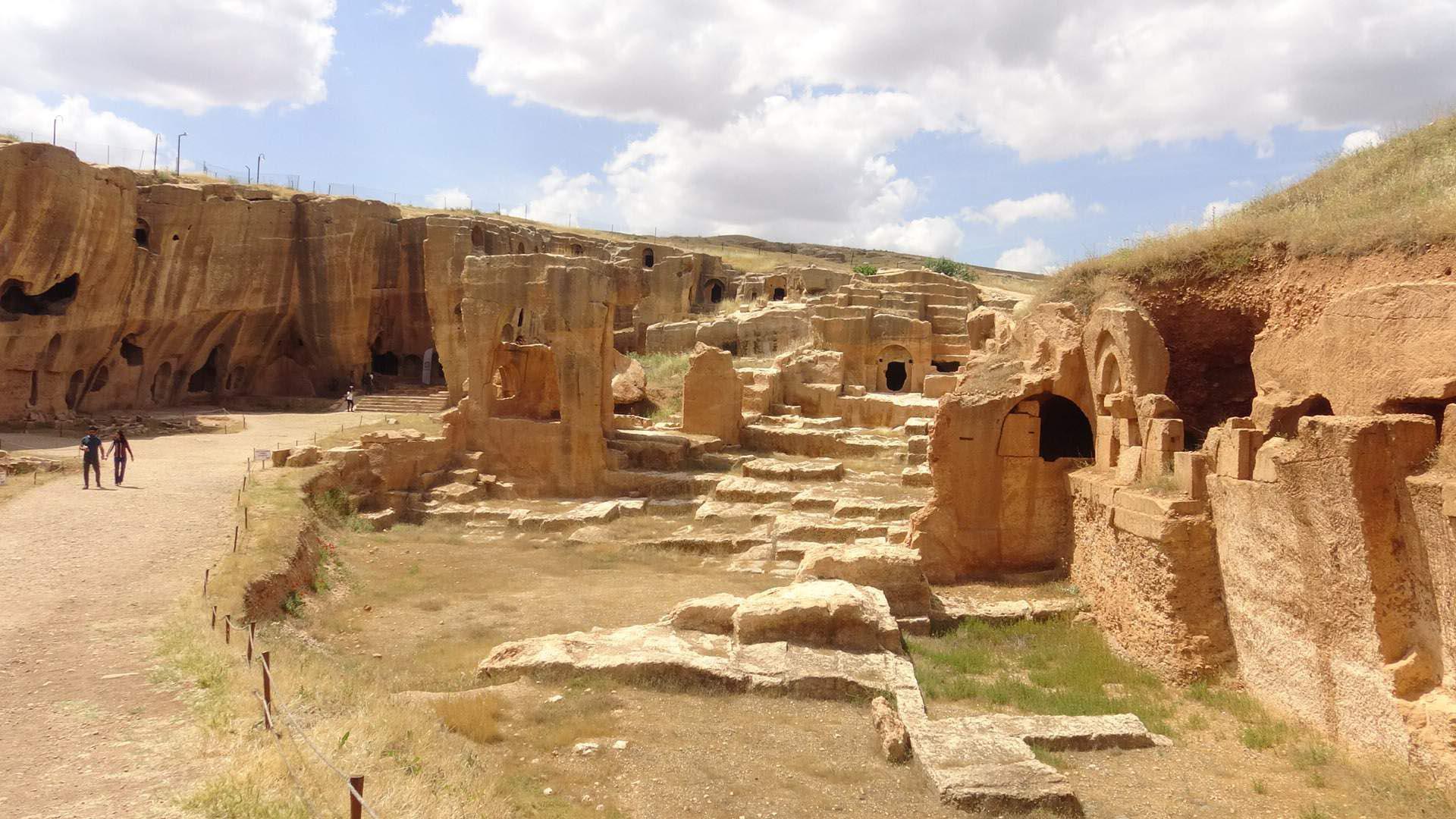 Kuzey Kürdistan'daki 1400 yıllık galeri mezar ilk defa ziyaretçilere açıldı