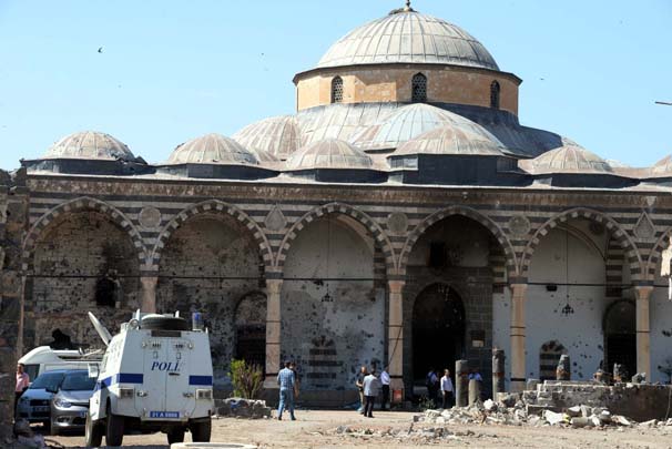 Sur’un sembolü Kurşunlu Camii'nin fotoğrafları dehşete düşürdü