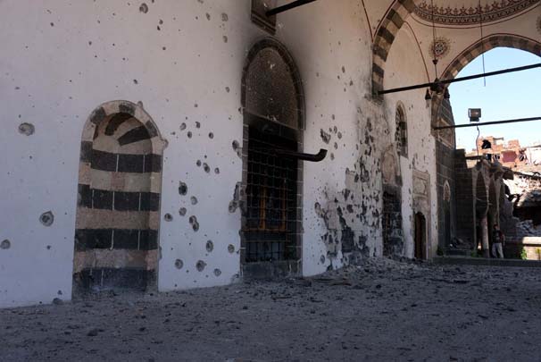 Sur’un sembolü Kurşunlu Camii'nin fotoğrafları dehşete düşürdü