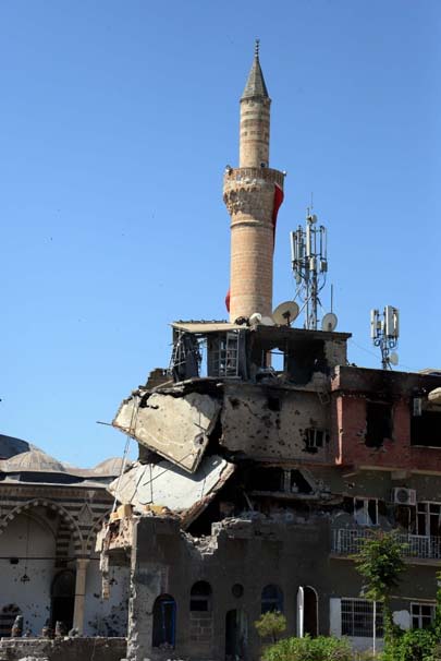 Sur’un sembolü Kurşunlu Camii'nin fotoğrafları dehşete düşürdü