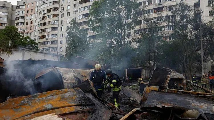 Rusya sınır kasabasına girdi, Zelenskiy yurtdışı gezilerini erteledi