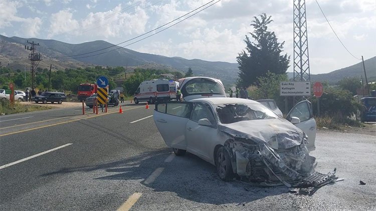 Elazığ'da iki otomobil çarpıştı: 1 ölü, 6 yaralı