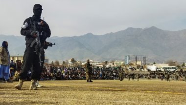 Afganistan'da Taliban, kadınları stadyuma toplayıp kırbaçladı
