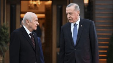 Davul Erdoğan’ın Boynunda Çomak İse Bahçeli’nin Elinde