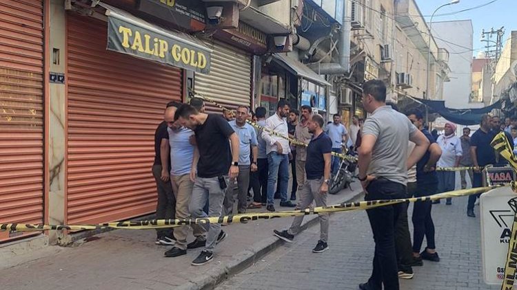 Urfa'da kuyumcu dükkanına silahlı saldırı: Öğretmen ve muhtar yaşamını yitirdi