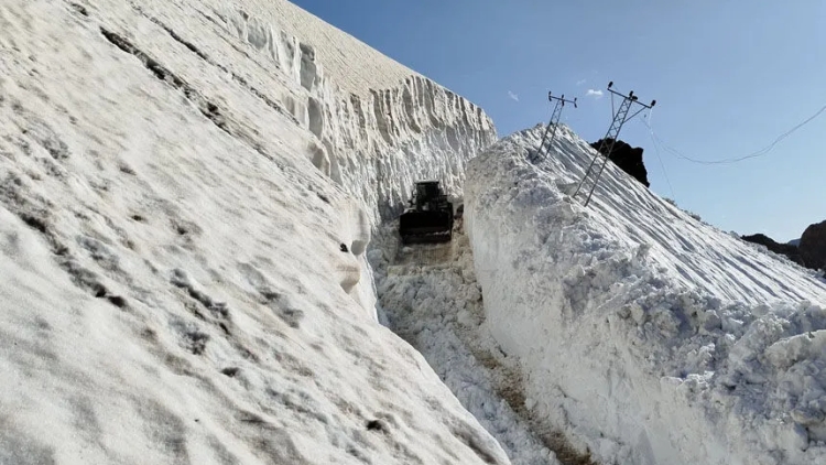 Haziran ayında Hakkari'de ekiplerin karla mücadelesi sürüyor
