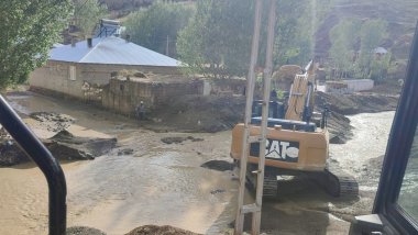 Van’da sel: Dere taştı, evleri su bastı