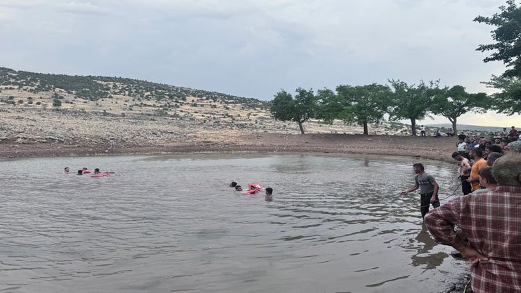 Suda çırpınan çocuğu görünce peş peşe suya atladılar: 3 ölü