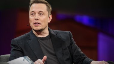 Elon Musk’tan insansı robot kararı