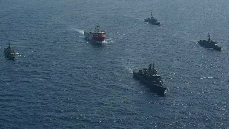 Yunan basını: Beş Türk savaş gemisi Yunan karasularında!