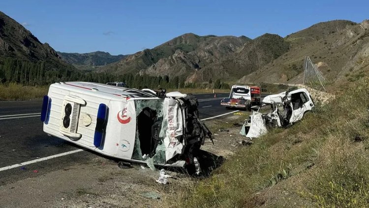 Erzurum'da ambulans ile otomobil çarpıştı: 4 ölü, 1 yaralı