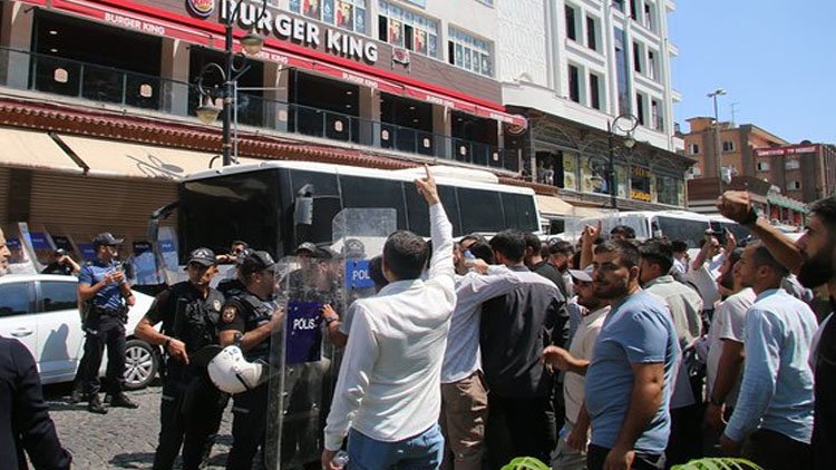 Diyarbakır'da Burger King'e saldırı