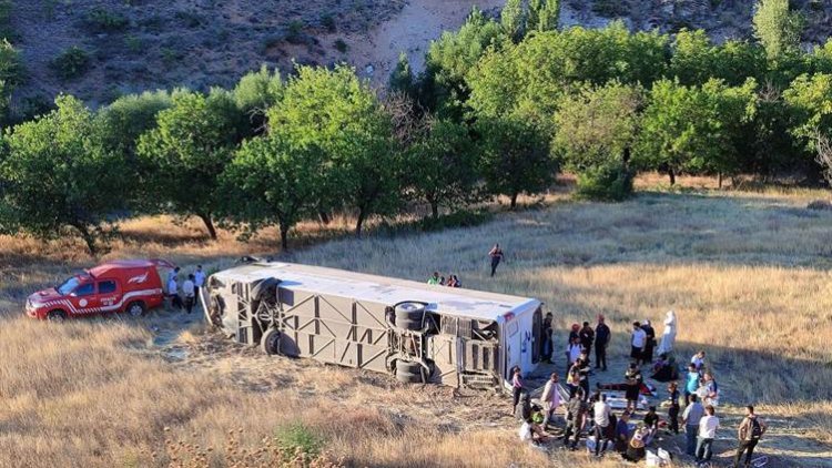 Malatya'da yolcu otobüsü şarampole devrildi! Çok sayıda yaralı var...