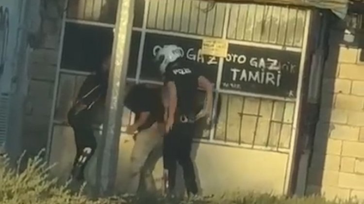 Urfa’da iki polis, bir genci sokak ortasında darp etti