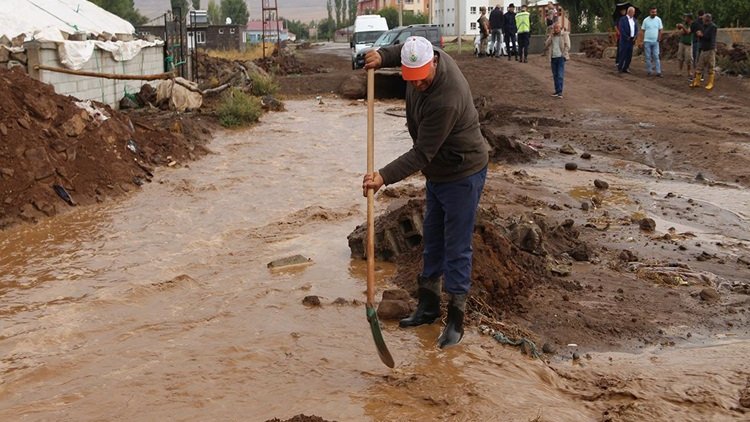 Bitlis ve ilçelerini sel vurdu: Dereler taştı, heyelan oldu