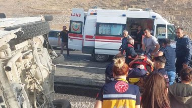 Meletî: Mînîbusa rêwiyan qulibî... Gelek birîndar hene!