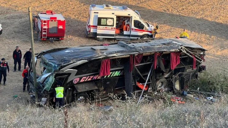 Yolcu otobüsü devrildi çok sayıda yaralı var