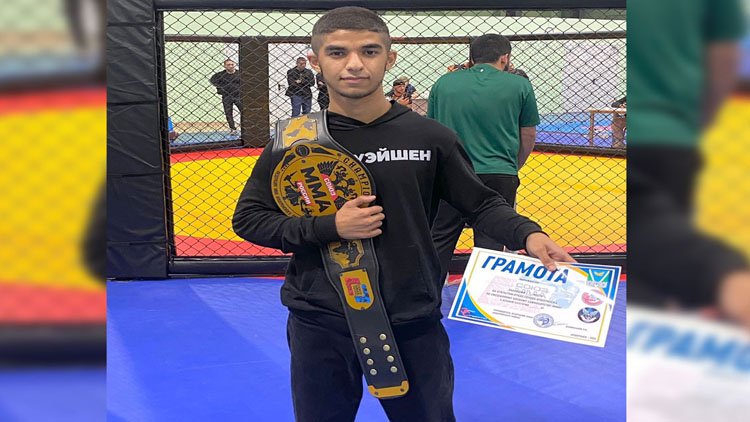 15 yaşındaki Kürt böksör MMA'da şampiyonluk kemerini kazandı