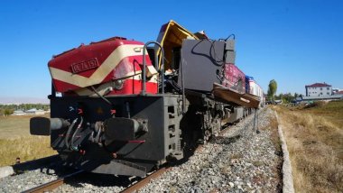 Muş’ta yolcu treni beton pompasına çarptı: Ölü ve yaralılar var