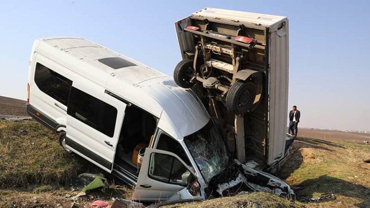 Diyarbakır’da zincirleme kaza; 15'i öğretmen, 17 yaralı