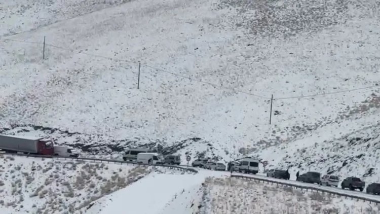 Van-Başkale kara yolunda kar yağışı: Onlarca araç yolda kaldı