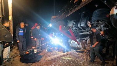 Malatya'da kazaya müdahale eden polisler tırın altında kaldı: 1 polis yaşamını yitirdi