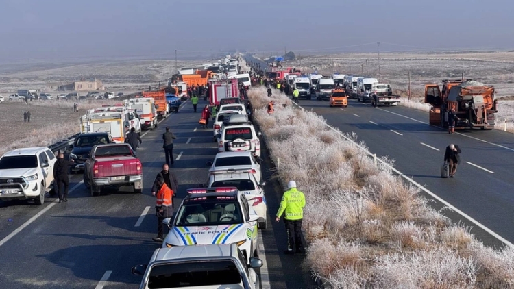 Van'da peş peşe 3 zincirleme kaza: Ölü ve yaralılar var