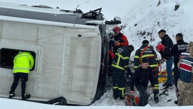 Erzincan'da yolcu otobüsü şarampole devrildi: Yaralılar var