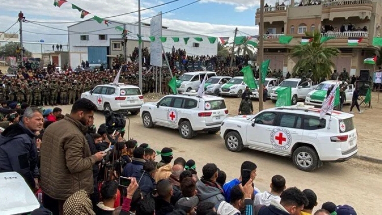 İsrail, üç rehineyi serbest bırakması halinde ateşkes anlaşmasına bağlı kalacağını Hamas'a bildirdi