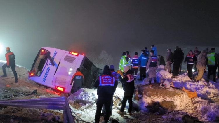 Bingöl'de yolcu otobüsü devrildi: 4 ölü, 32 yaralı