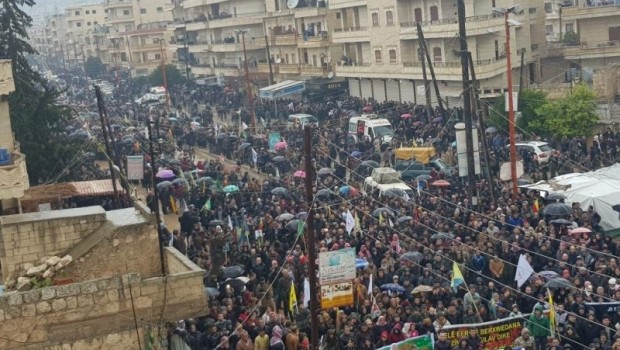 Xelkê Efrînê li dijî gef û êrişên Tirkiyeyê xwepêşandanek pêkanîn