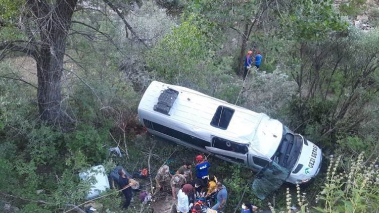 Li Dêrsimê mînîbûsek wergeriya: 19 kes birîndar bûn