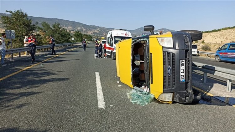 Mînîbusa ji dawetê vedigeriya qeza kir: 14 birîndar