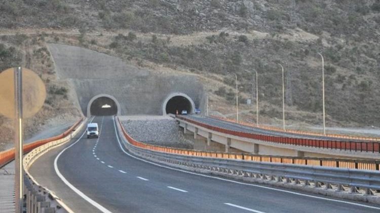 Li Şirnexê barhilgirek û otomobîlekê li keriya pez dan: 28 mih mirar bûn