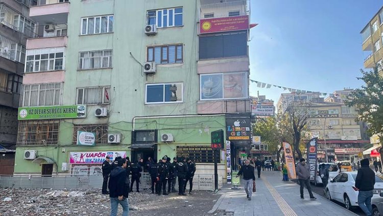 Li Diyarbekirê polîsan avêtin ser avahiyên PAK, PSK û Hereketa Azadî