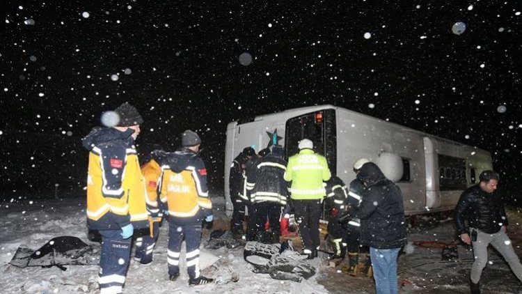 Otobûsa ji Wanê diçû Samsunê wergeriya: 1 mirî û 15 birîndar