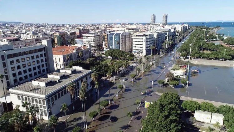 Asta deryayê bilind bû; Li kolanên Îskenderûnê lehî rabû