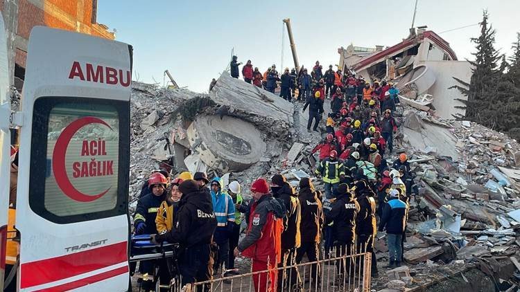 Li Dîlokê 3 kes 76 saet piştî erdhejê ji bin kavilan hatin rizgarkirin