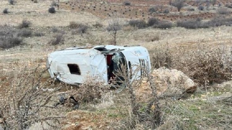 Li Mêrdînê mînîbusa xwendekaran wergeriya: 14 birîndar