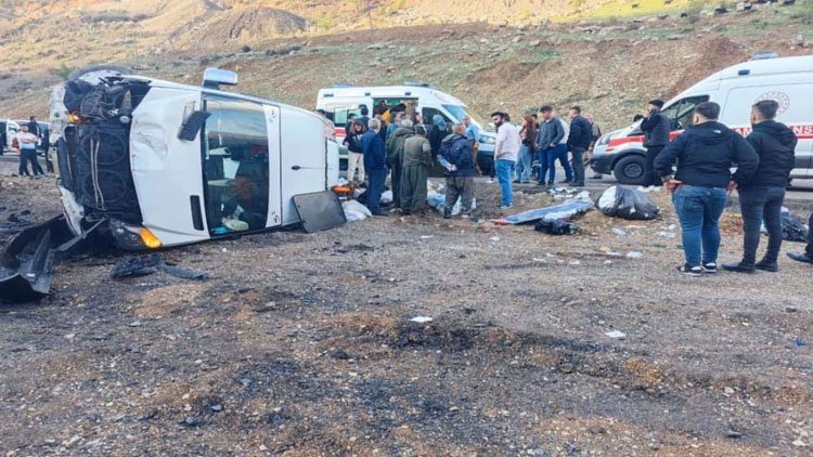 Li Şirnexê mînîbus wergeriya: 8 kes birîndar bûn