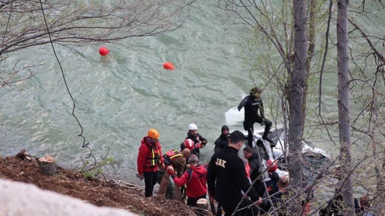 Ji bo dîtina 3 kesên di Çemê Munzurê de winda bûne ava bendavê tê valakirin