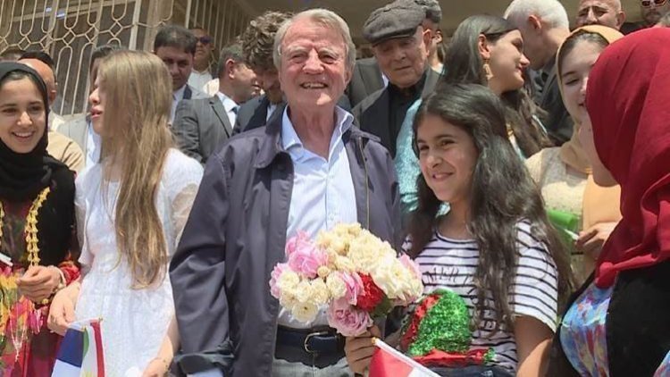 Bernard Kouchner li Herîrê serdana dibistana bi navê wî ye kir