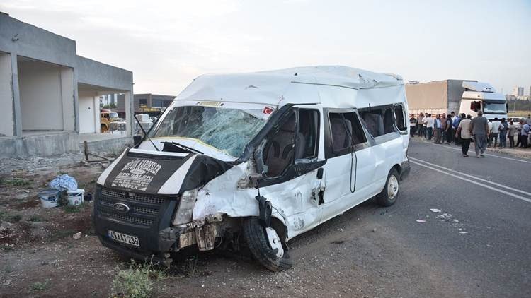 Li Rihayê minûbûsa karkeran û barhilgir li hev qelibîn: 21 birîndar hene