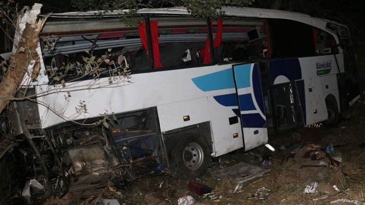 Otobusa rêwiyan derbasî aliyê din ê rê bû: 12 mirî, 19 birîndar