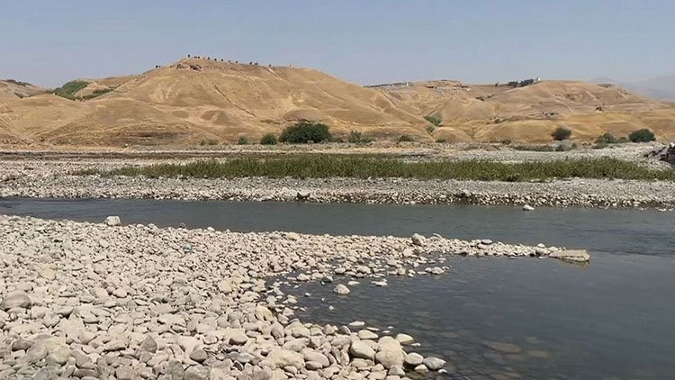 Girtina ava çemê Zêyê Biçûk ji aliyê Îranê ve ziyan gihandiye cotkaran